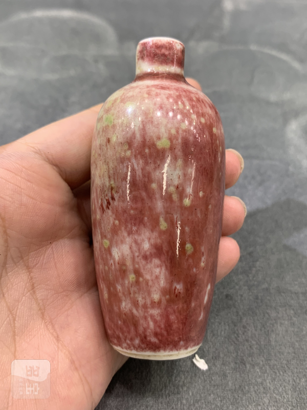 清康熙豇豆红釉鼻烟壶 - 图2